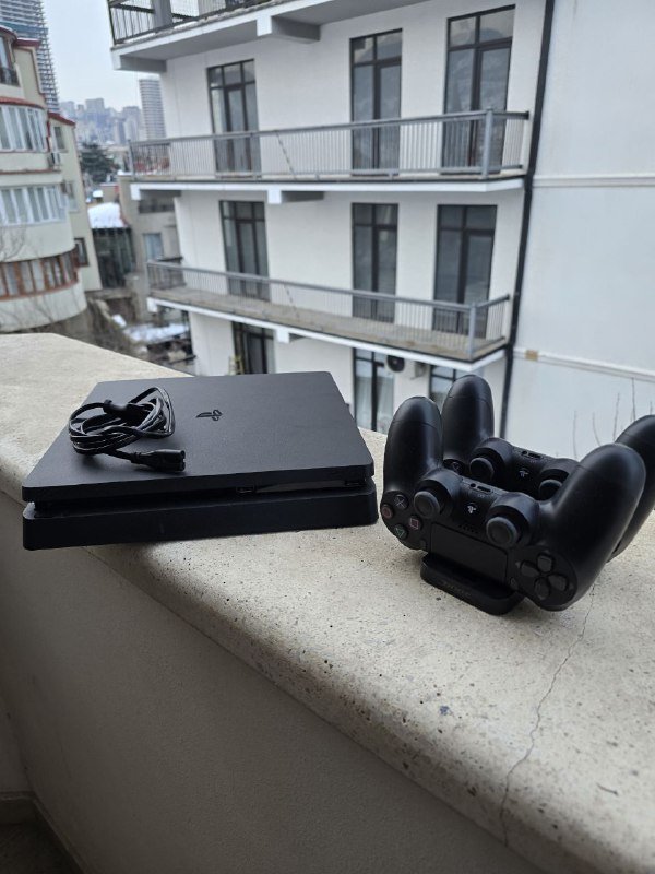 PlayStation 4 слим, 2 джойстика, 500 ГБ