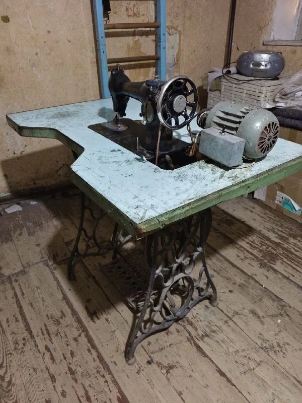 Швейная машинка, стол