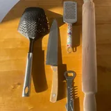 Миски, тарелки, кружки, стаканы, бокал, тёрка, графин, скалка, нож 5