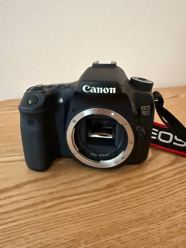 Камера Canon 70D, объектив, сумочка, зарядные устройства