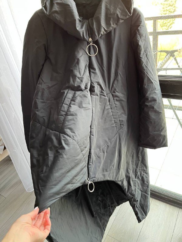Женская куртка с капюшоном черная 2