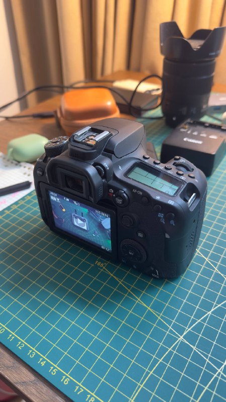 Камера Canon 90D, объектив 18-135 мм, аксессуары 2