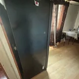 Белый новый холодильник, черный б/у холодильник 8