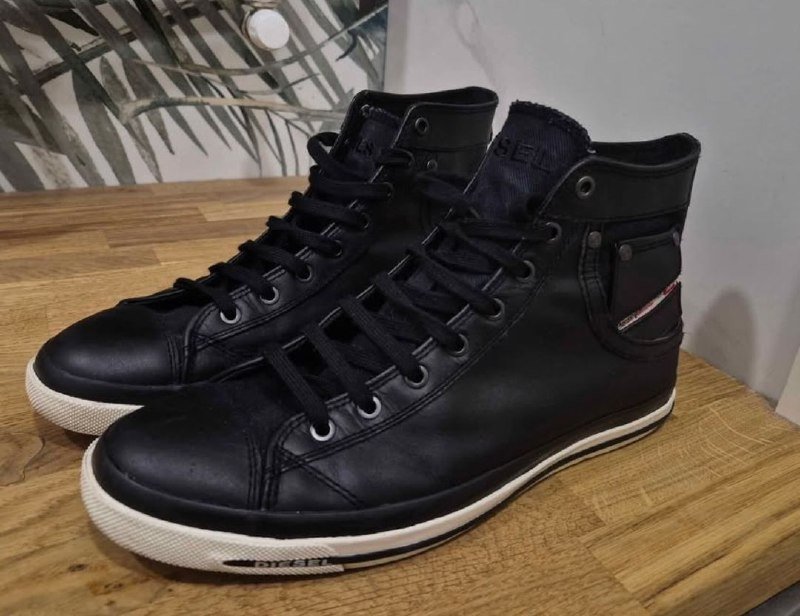 Бомбер Diesel, куртка кожаная Diesel, куртка Barney's originals, пальто Project Foce, куртка Chevirex, футболка Diesel, кеды Converse и Diesel 9