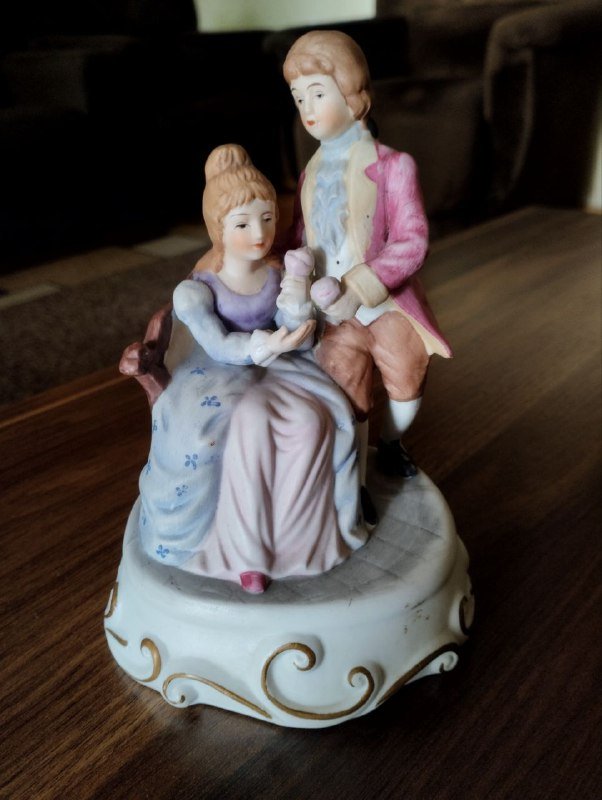 Фарфоровая статуэтка мужчины и женщины
