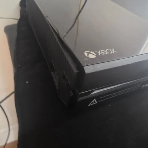 Xbox One с играми и оригинальным джойстиком