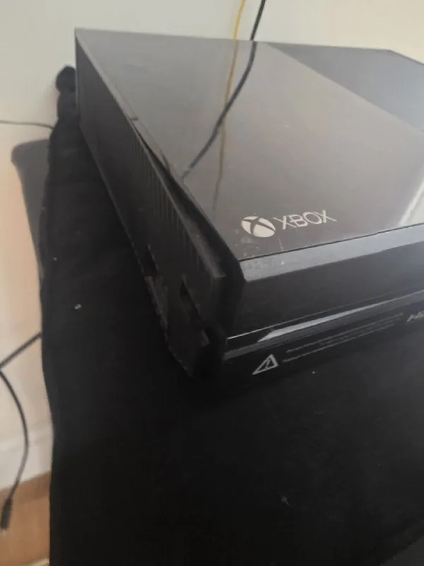 Xbox One с играми и оригинальным джойстиком 1