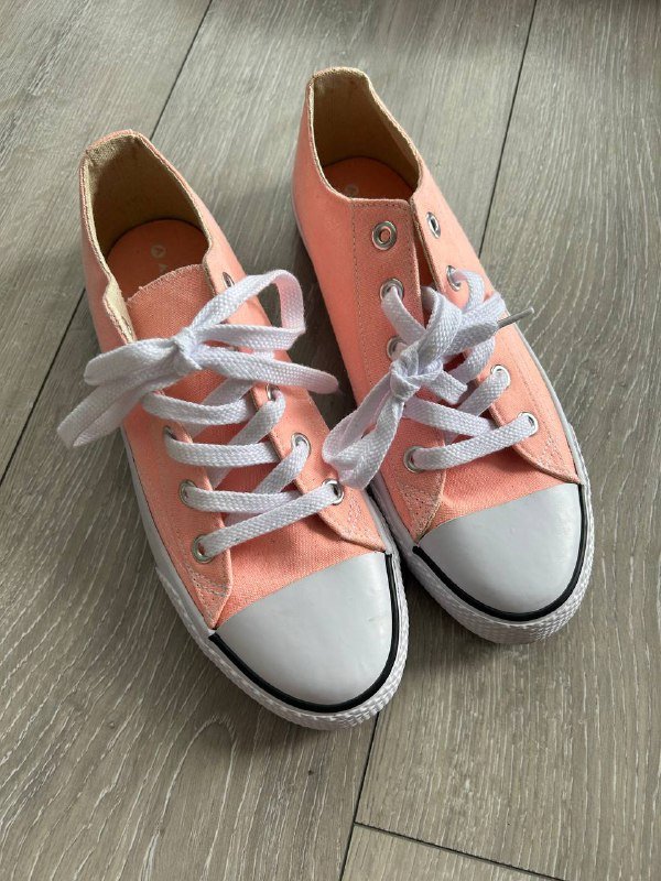 Джинсы Tom Tailor, Джинсы Zara, Платье HM, Сарафан Zarina, Рубашка Tommy Hilfiger, Кеды Air Walk, Кроссовки New Balance, Сумка Victoria’s Secret 8
