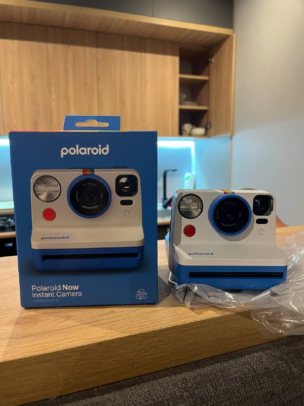 Polaroid instant camera with film 6