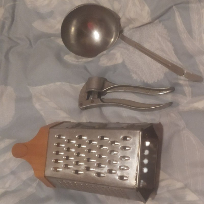 кастрюли, сковороды, чашки, тарелки, графины, бутылки, кухонные принадлежности 9