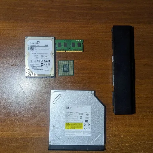 Жёсткий диск 320 ГБ, процессор Intel i5, оперативная память 2 ГБ, DVD-дисковод, аккумулятор
