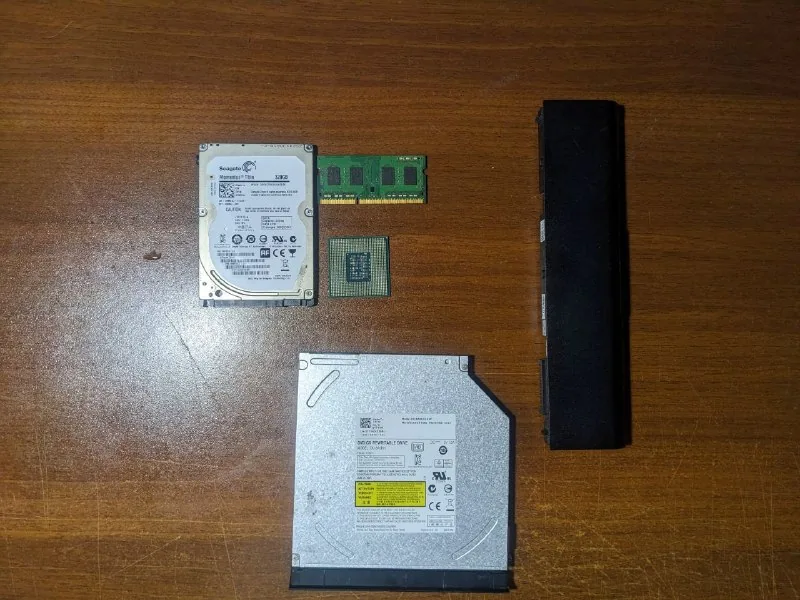Жёсткий диск 320 ГБ, процессор Intel i5, оперативная память 2 ГБ, DVD-дисковод, аккумулятор