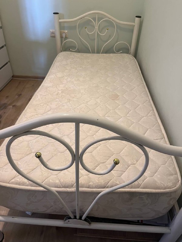 Кровать с матрасом 3