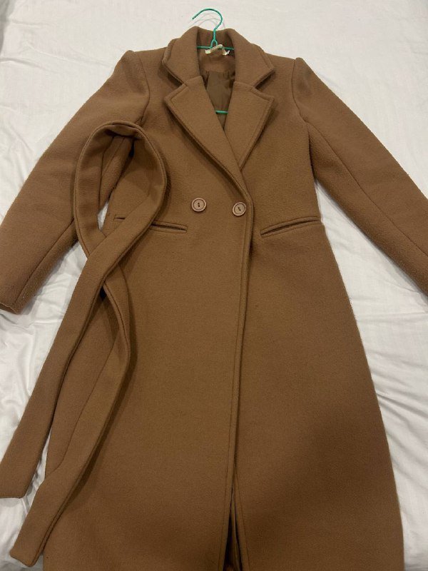 Пальто, платья, джинсы, кроссовки New Balance, полка