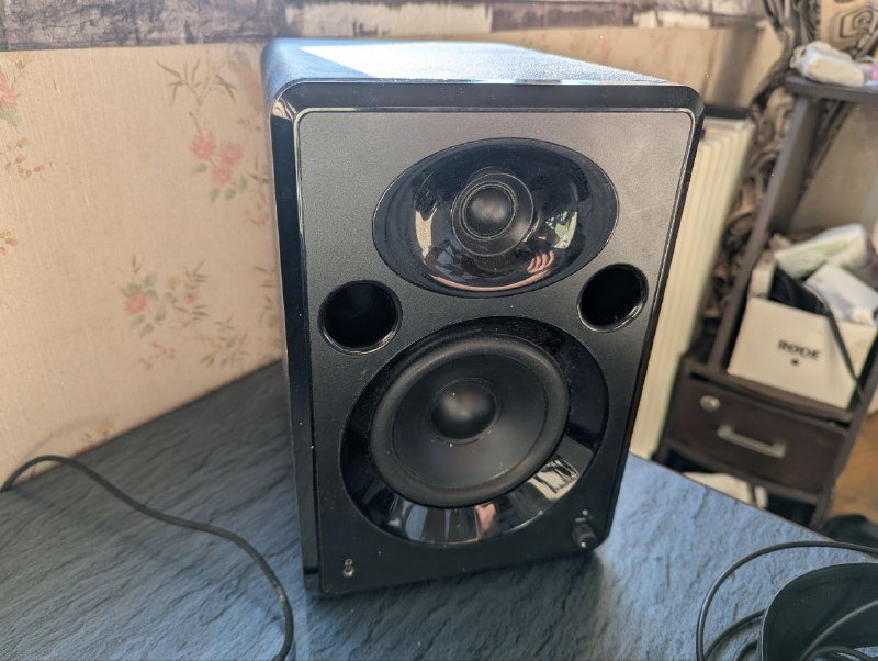 студийные мониторы Alesis Elevate 5 MKII, аудиокарта PreSonus Studio 26c, наушники AKG K240, акустический экран 5