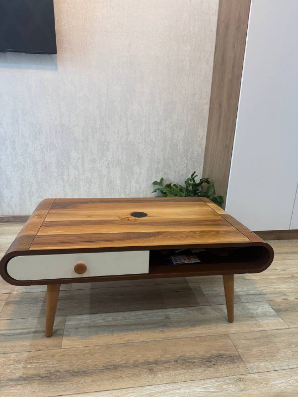 Чайный стол с пятном от свечи