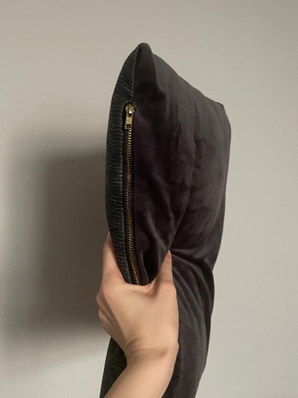 Два баллончика краски, ножницы, кастрюля, подушка, машинка для катышек, штопор 4