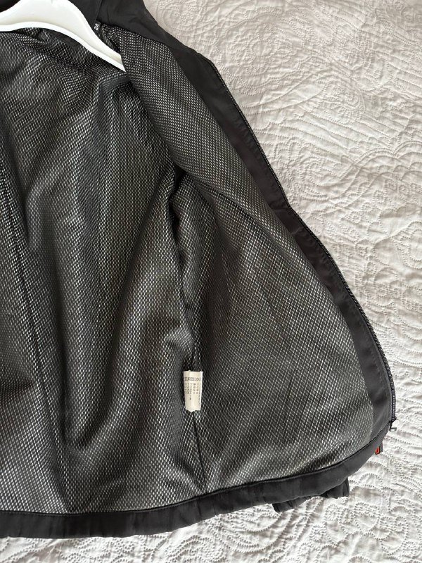 Черная легкая куртка 2