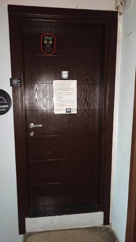 Деревянные двери с коробкой и замком 2