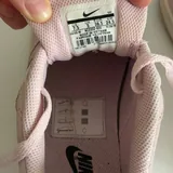Women’s Nike sneakers 3