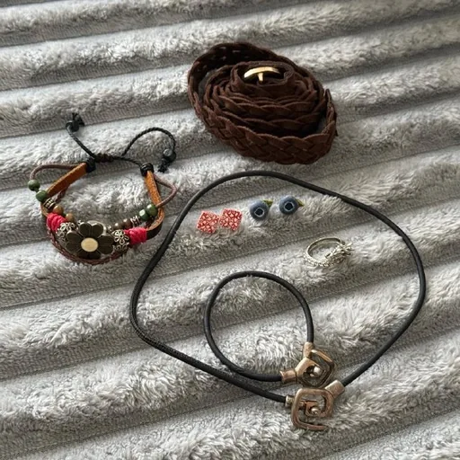 Women’s jewelry and accessories