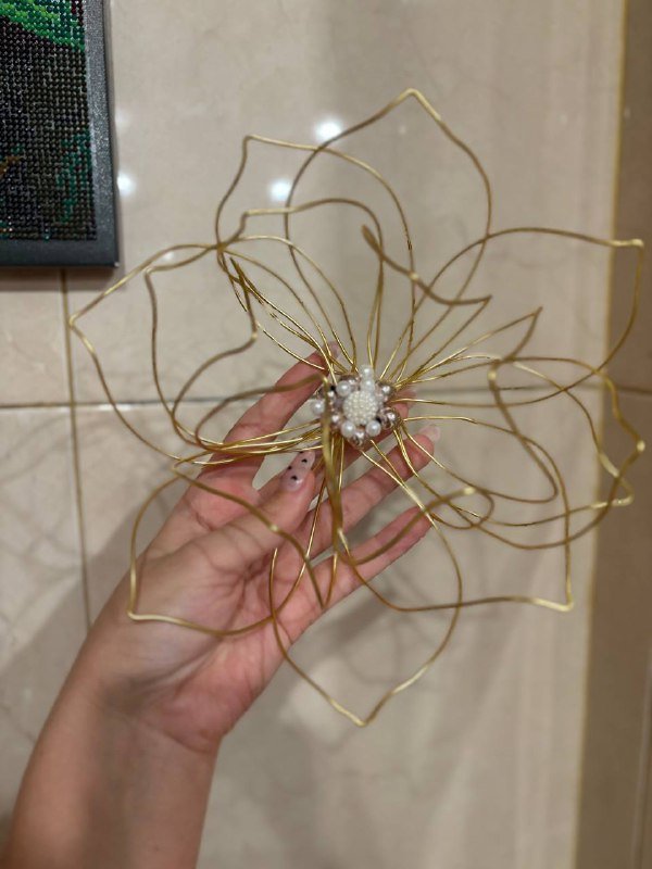 Декоративный цветок из проволоки для интерьера