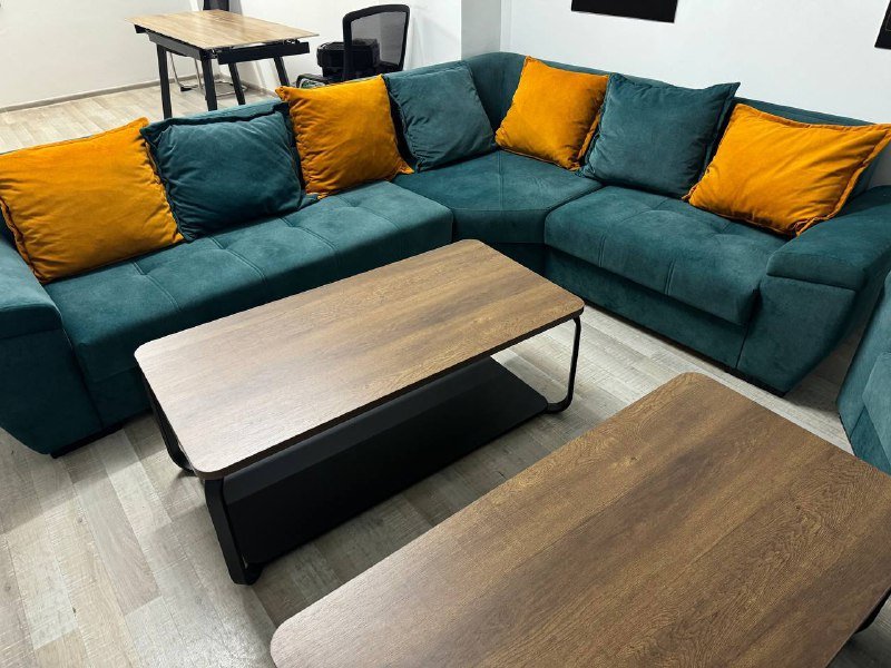 офисная мебель: столы, стулья, тумбочки, диван, доска 1