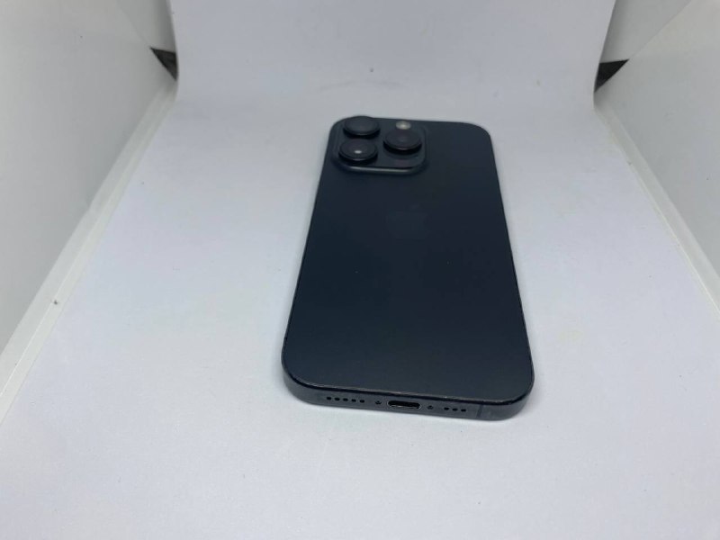 iPhone 15 Pro с неисправным Face ID и новым экраном 4