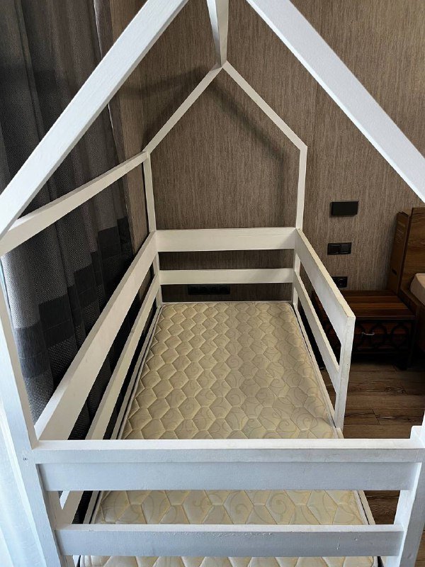 рабочий стол, детская кровать с матрасом 4