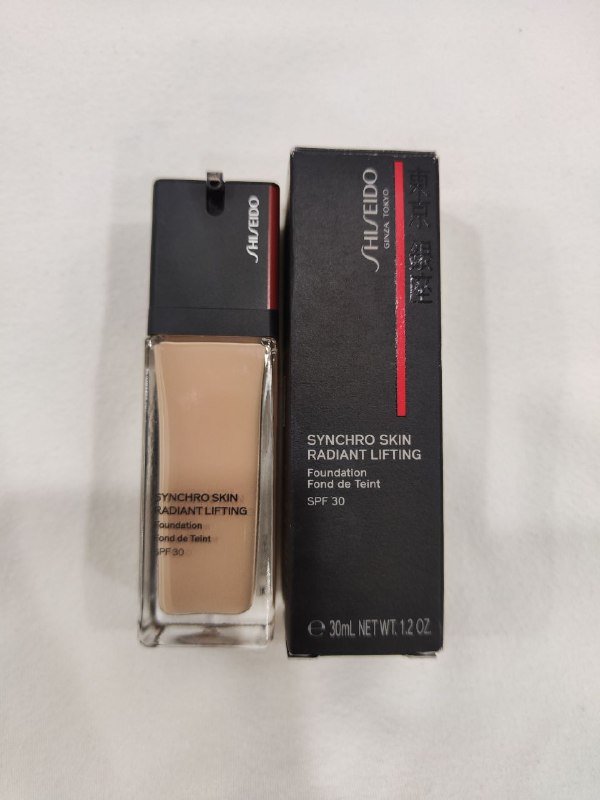 Кеды 37 размер, джинсы Levis 26 размер, тональный крем Sisheido 240 Quartz 3