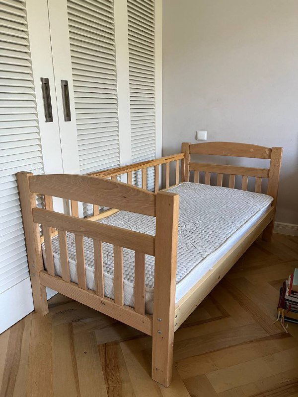 Деревянная односпальная кровать с матрасом