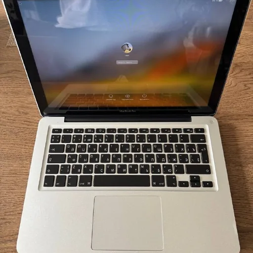 MacBook Pro 13, игровое кресло AeroCool