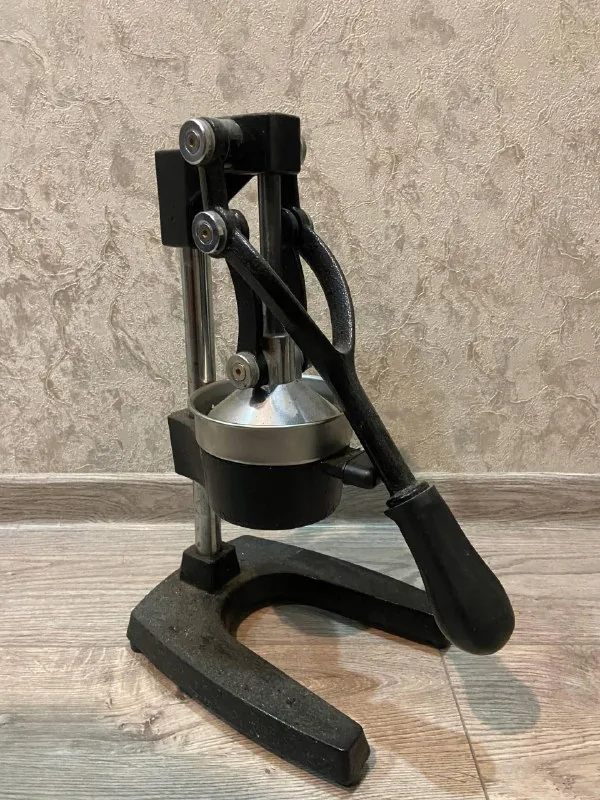Manual citrus juicer 1