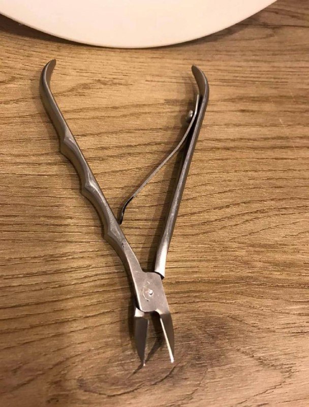 Кусачки для ногтей, щипчики для кутикул, щетка для пяток