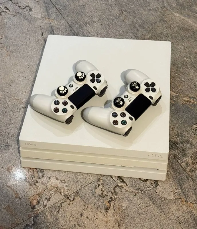 PlayStation 4 Pro, 2 DualShock 4 1