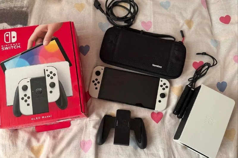 Nintendo Switch OLED White 1