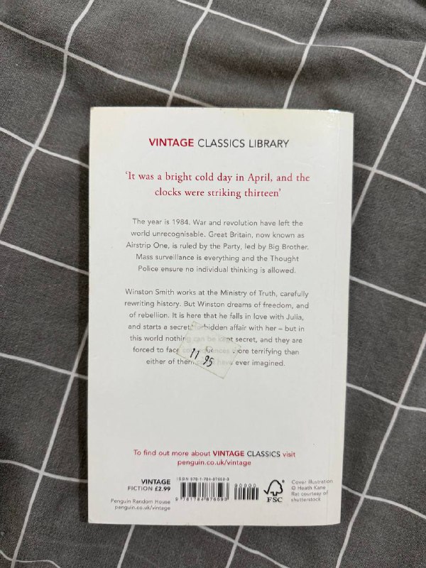 Книга Nineteen Eighty-Four, подушка от игрового кресла 2