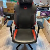 Стеклянный шкаф, светлый стол, подставка IKEA SIGFINN, стол Secretlab Magnus, кресло Secretlab 2
