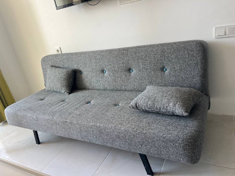 Чайник, раковина с краном, сушка для посуды, посуда, телевизор, диван, стол, стул, столик, кровать, шкаф, раковина и зеркало 6