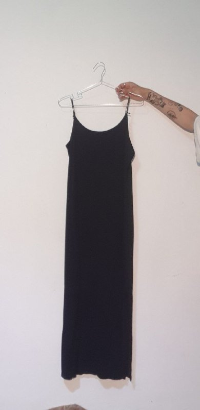 длинное чёрное платье на лямках