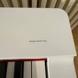 Yamaha P-225, стенд, белый стул 3