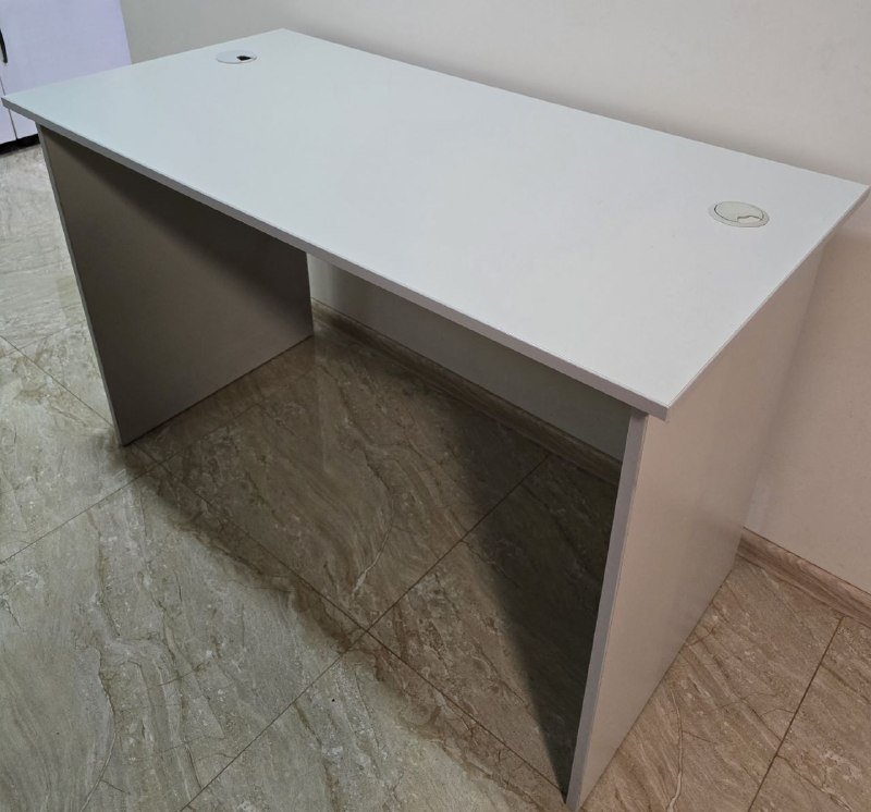 Офисный стол серого цвета