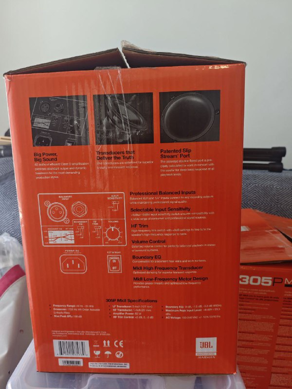 звук. карта Scarlett 2i4, мониторы JBL 305p mkII со стойками, укулеле Lanikai lu21c