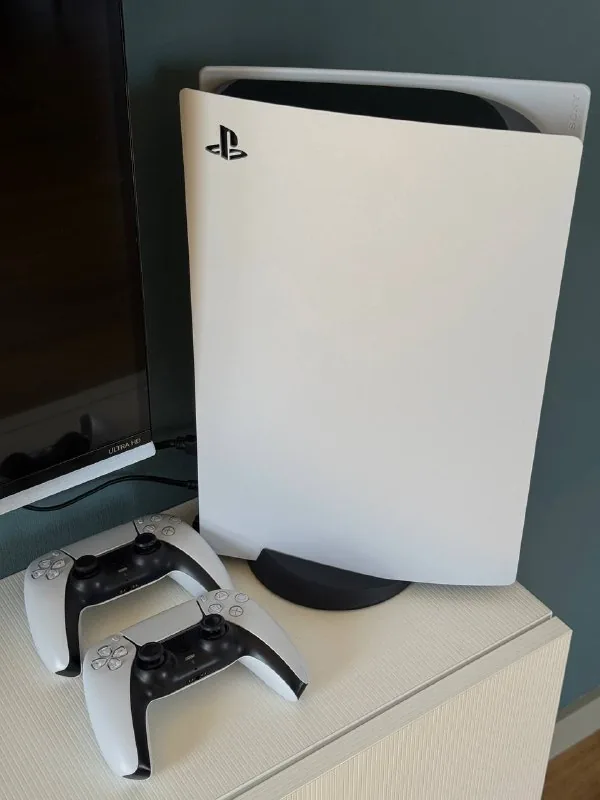 PlayStation 5 с дисководом и двумя джойстиками