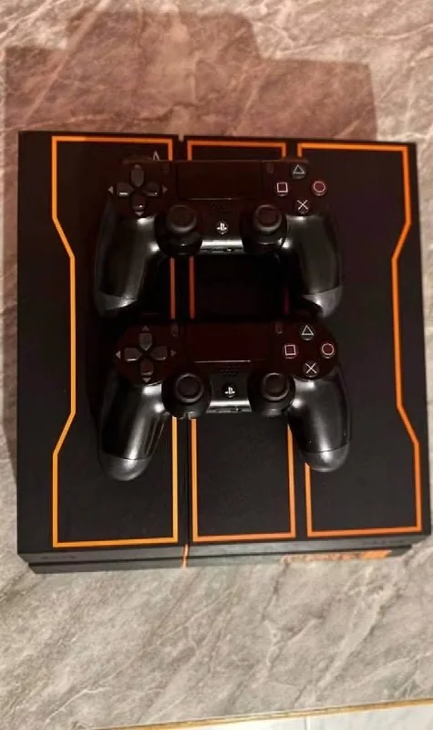 PS4, два джойстика, кабели 1