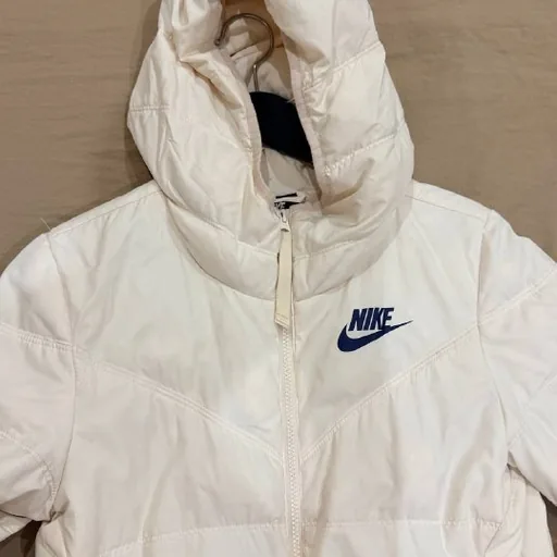 Куртка Nike, платье Zara