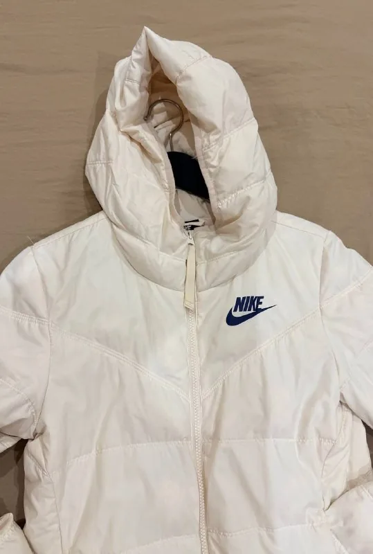 Куртка Nike, платье Zara 1