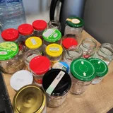 21 банку с крышками 2