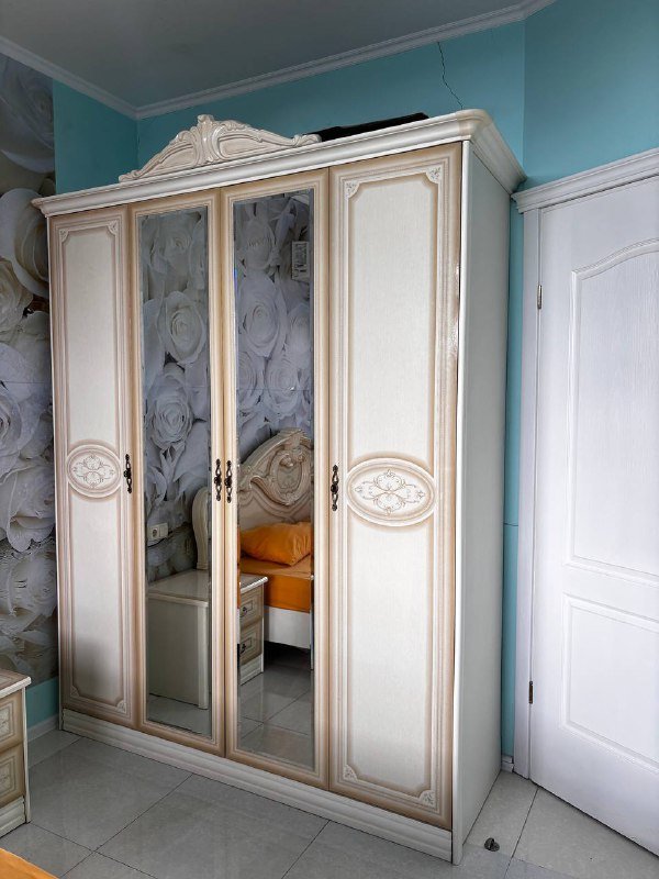 Коричневый комод, шкаф, тумбочки, кровать, зеркало, обувница, вешалка 3