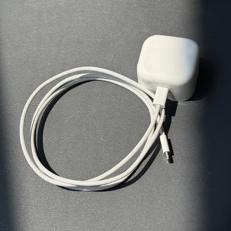 Apple USB-C to Lightning кабель, зарядное устройство 1